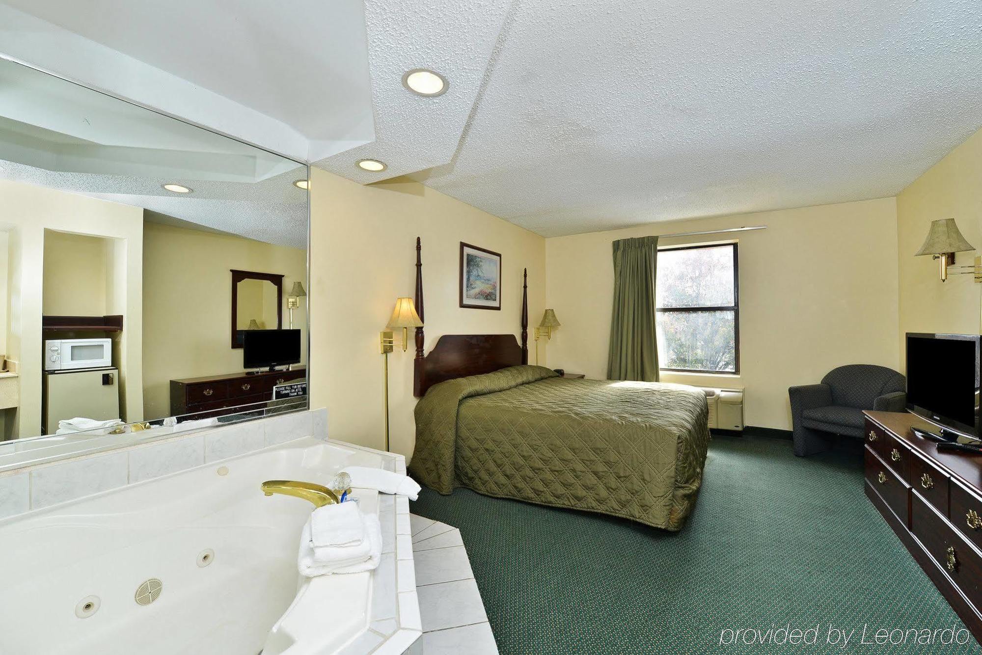 אייקן Quality Inn & Suites חדר תמונה